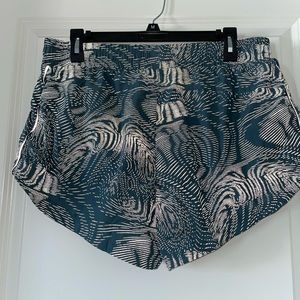 NWT Fabletics Eco Full Speed Run Short - Large - Ocean Eyes Reflective